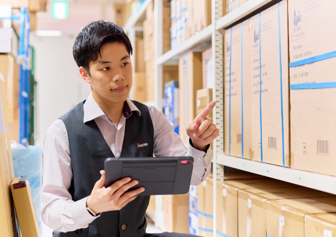 バックヤードで商品を確認している様子