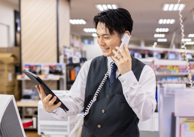 電話対応をしている様子