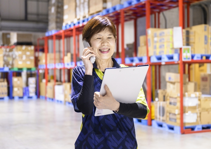 検品作業をしている様子