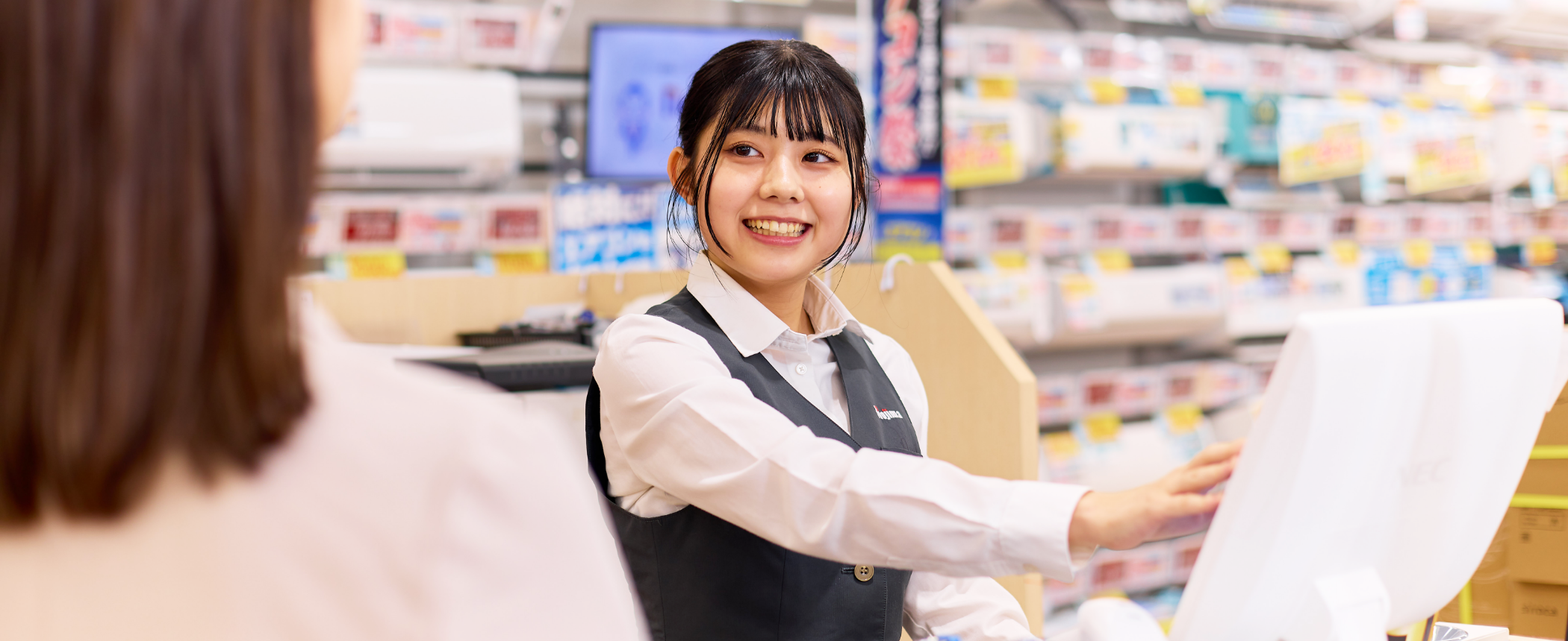 レジ対応をしている様子