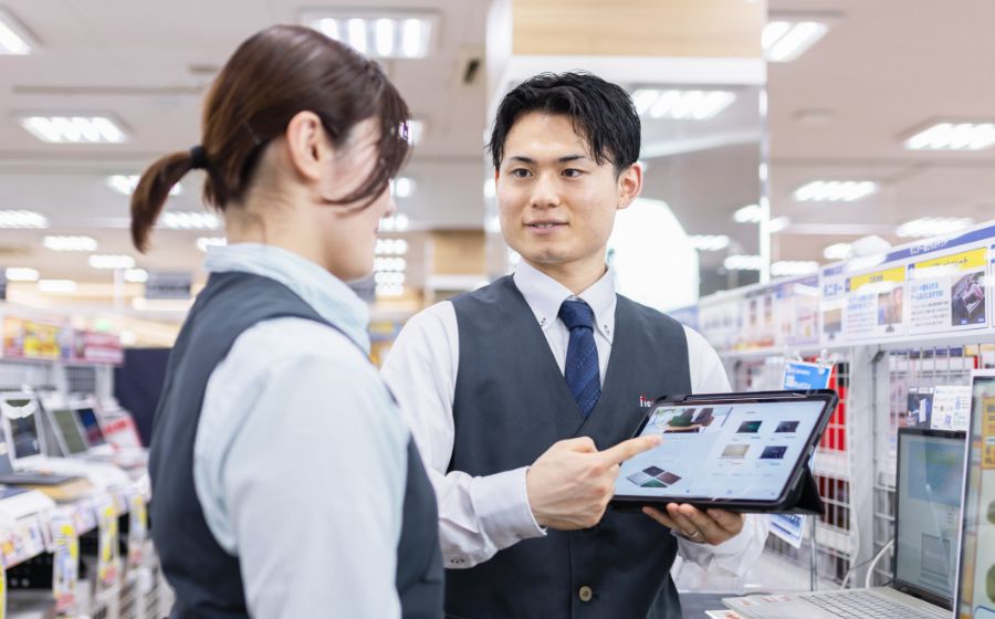 タブレットを見ながらスタッフ同士で会話している様子