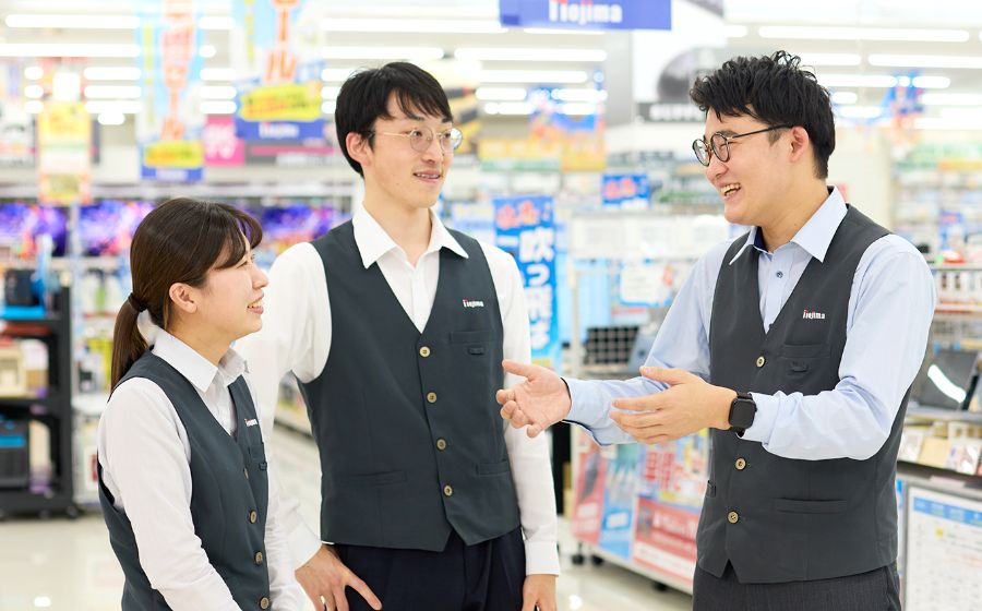 スタッフ複数人で会話している様子