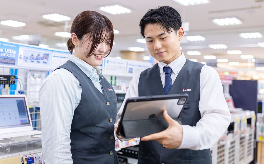 スタッフ2人でタブレットを見ている様子