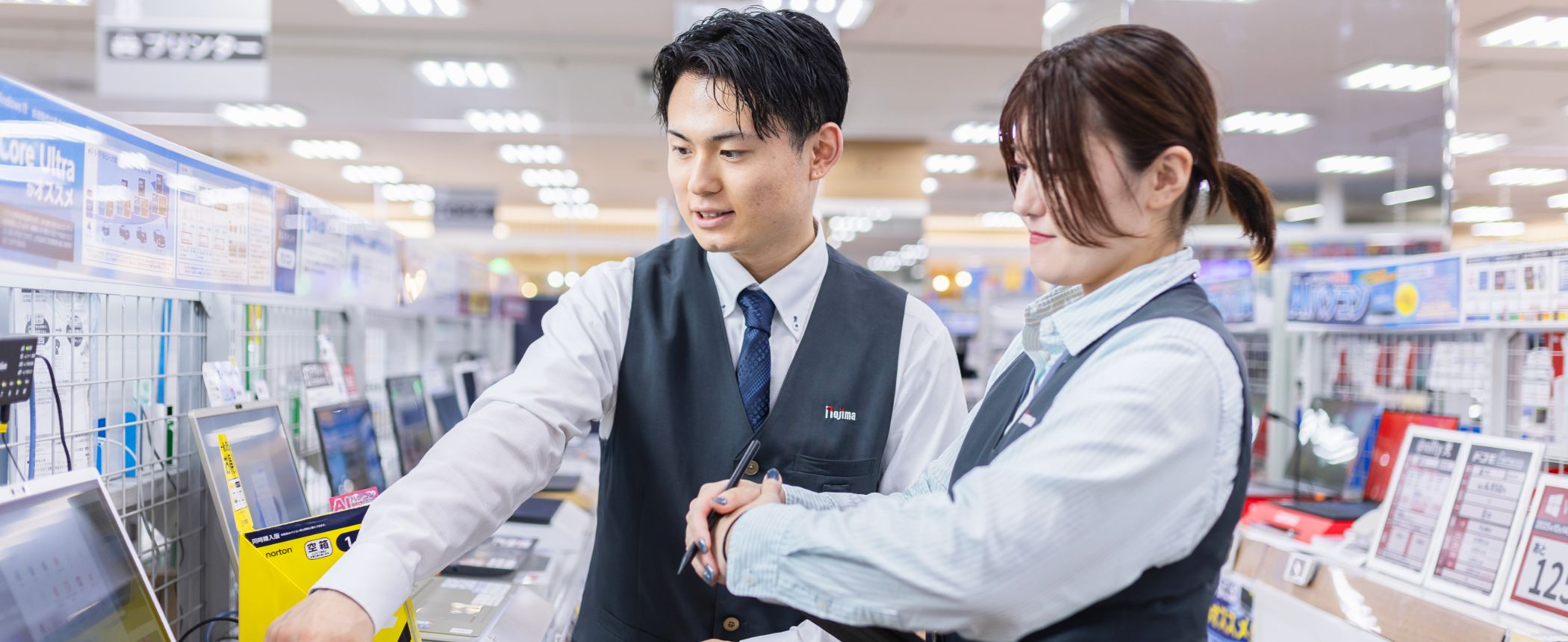 スタッフ同士で会話している様子