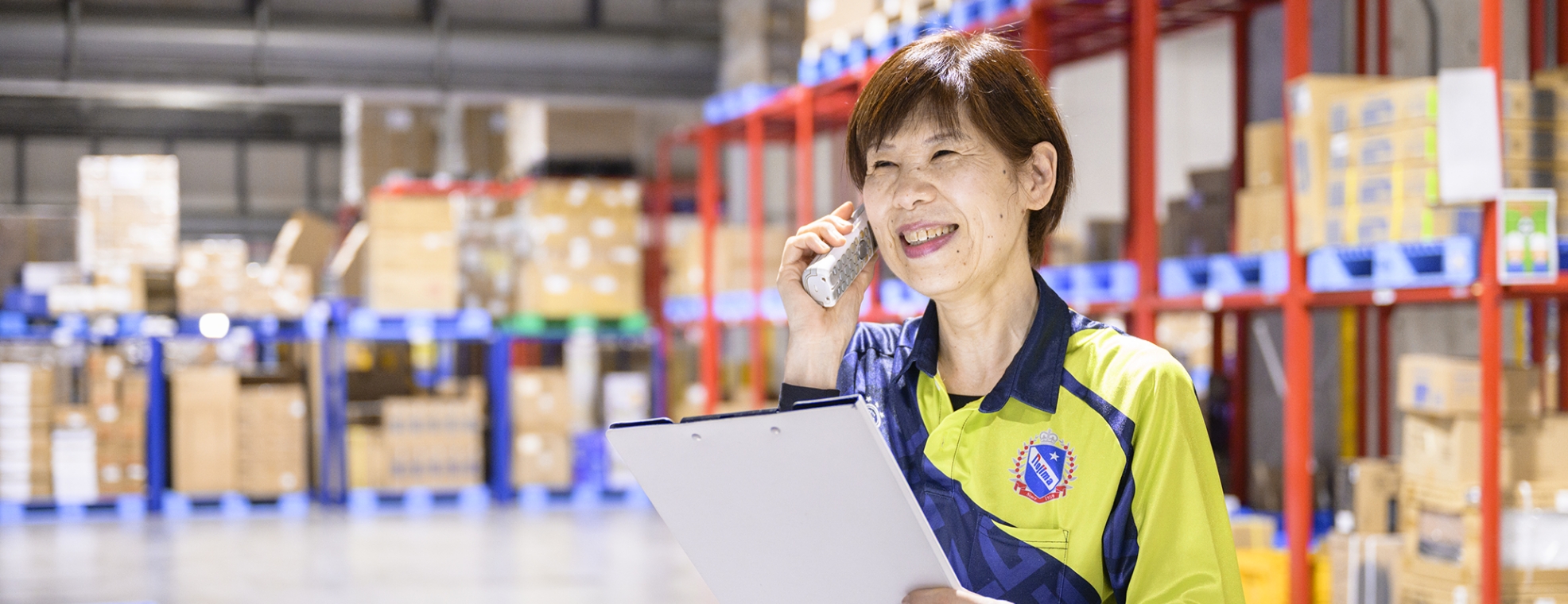 倉庫で電話対応をしている様子