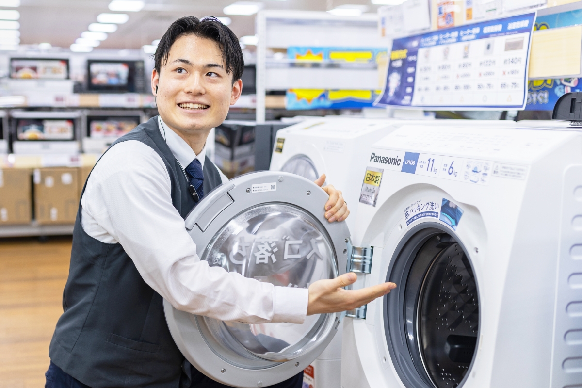 お客様に商品の説明をしている様子