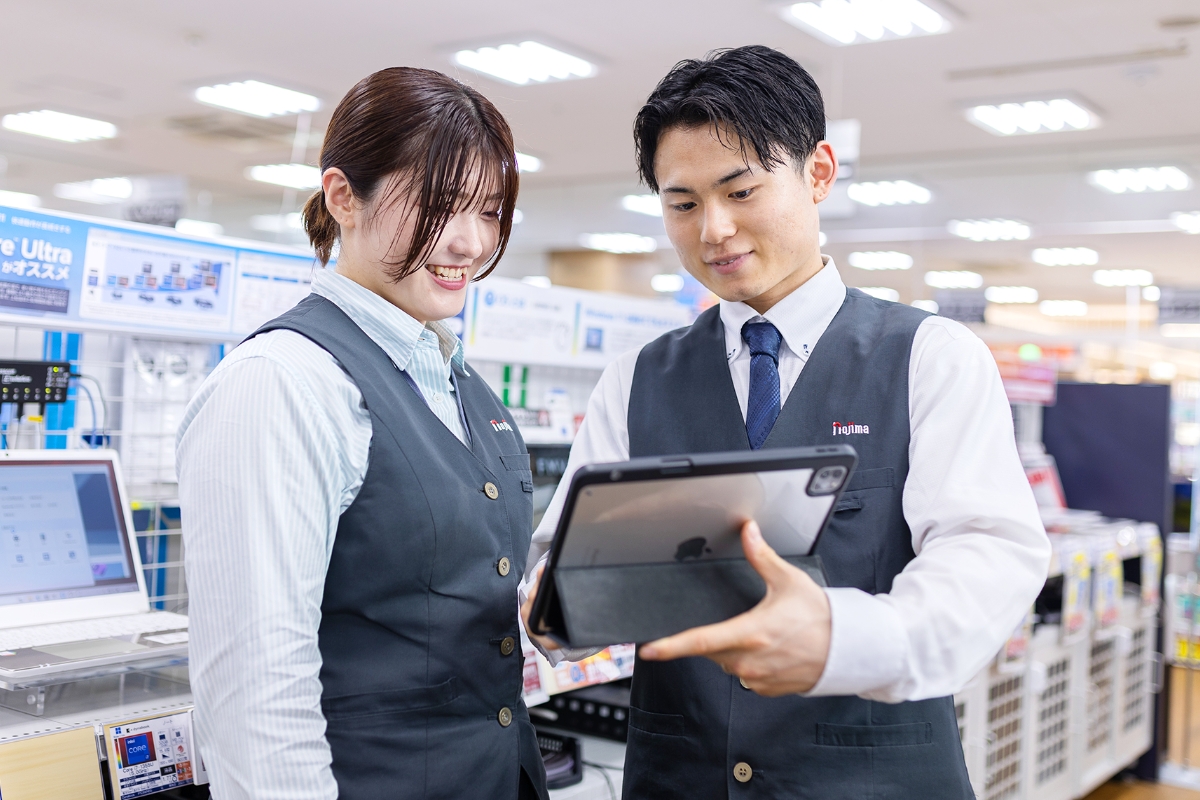 タブレットを見ながらスタッフ同士で会話している様子