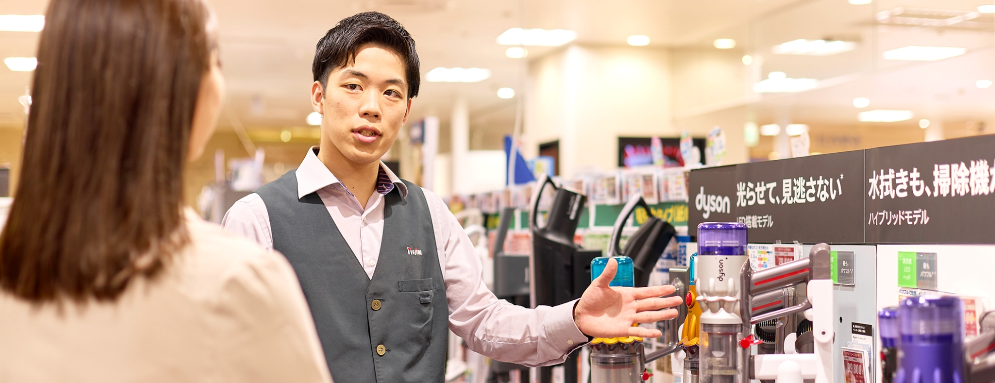 お客様に商品の説明をしている様子