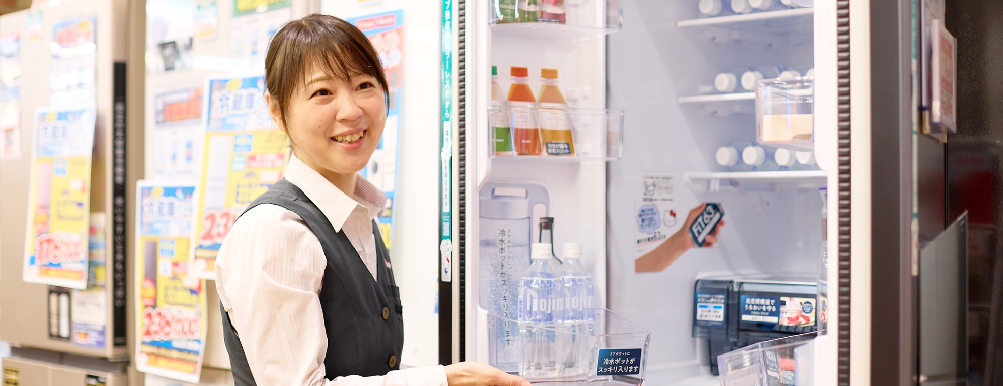 お客様に商品の説明をしている様子