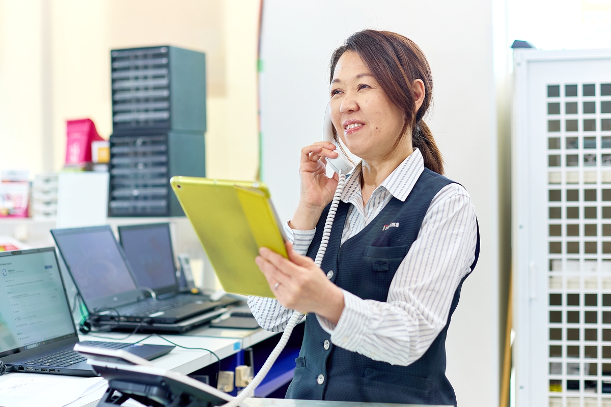店舗で電話対応をしている様子